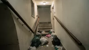 Remont mieszkania a bałagan na klatce schodowej