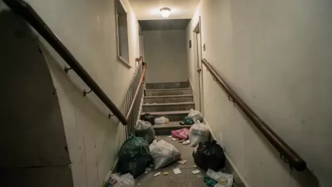 Remont mieszkania a bałagan na klatce schodowej